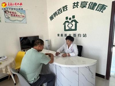 村民向签约的家庭医生咨询病情诊治方法。记者贾梦妍摄